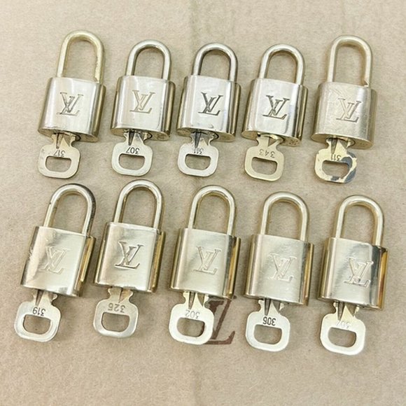 Authentic LOUIS VUITTON LV 10 SET PADLOCK KEY BAG CHARM CADENA GOLD PLATED - Picture 1 of 4